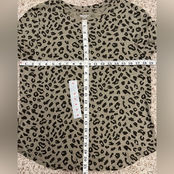 Women’s Old Navy T Shirt Taupe Putty Leopard Print Everywear Short Sleeve Tee M - Picture 6 of 6